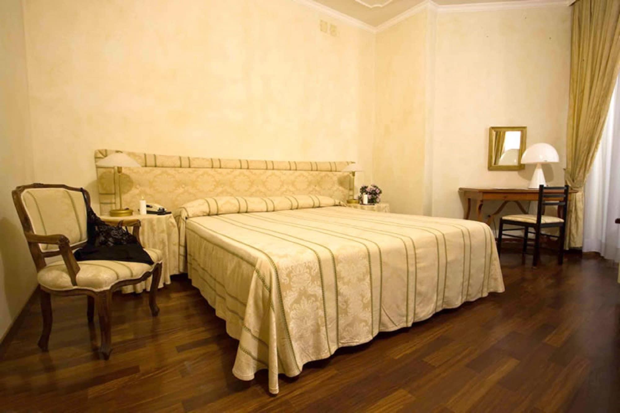 Hotel Negresco กัตตอลิกา ภายนอก รูปภาพ