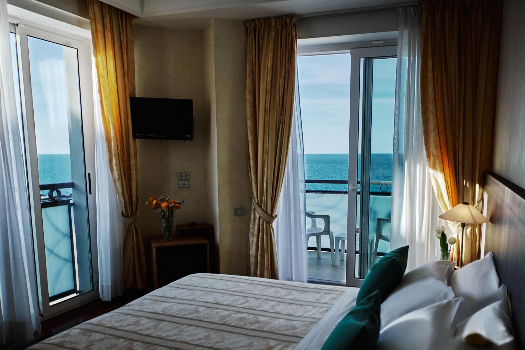 Hotel Negresco กัตตอลิกา ภายนอก รูปภาพ