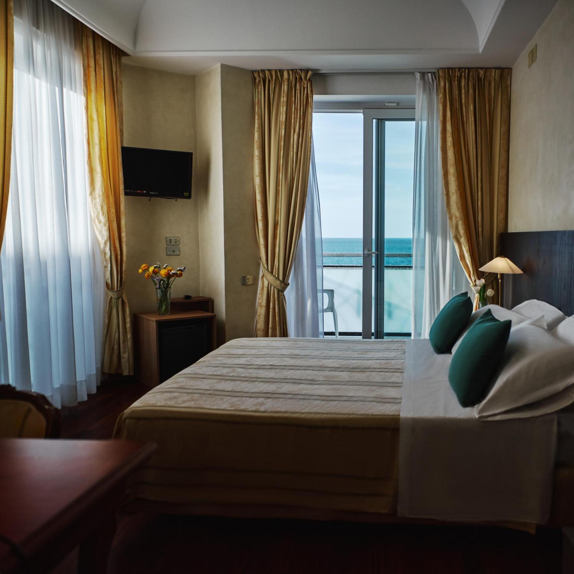 Hotel Negresco กัตตอลิกา ภายนอก รูปภาพ