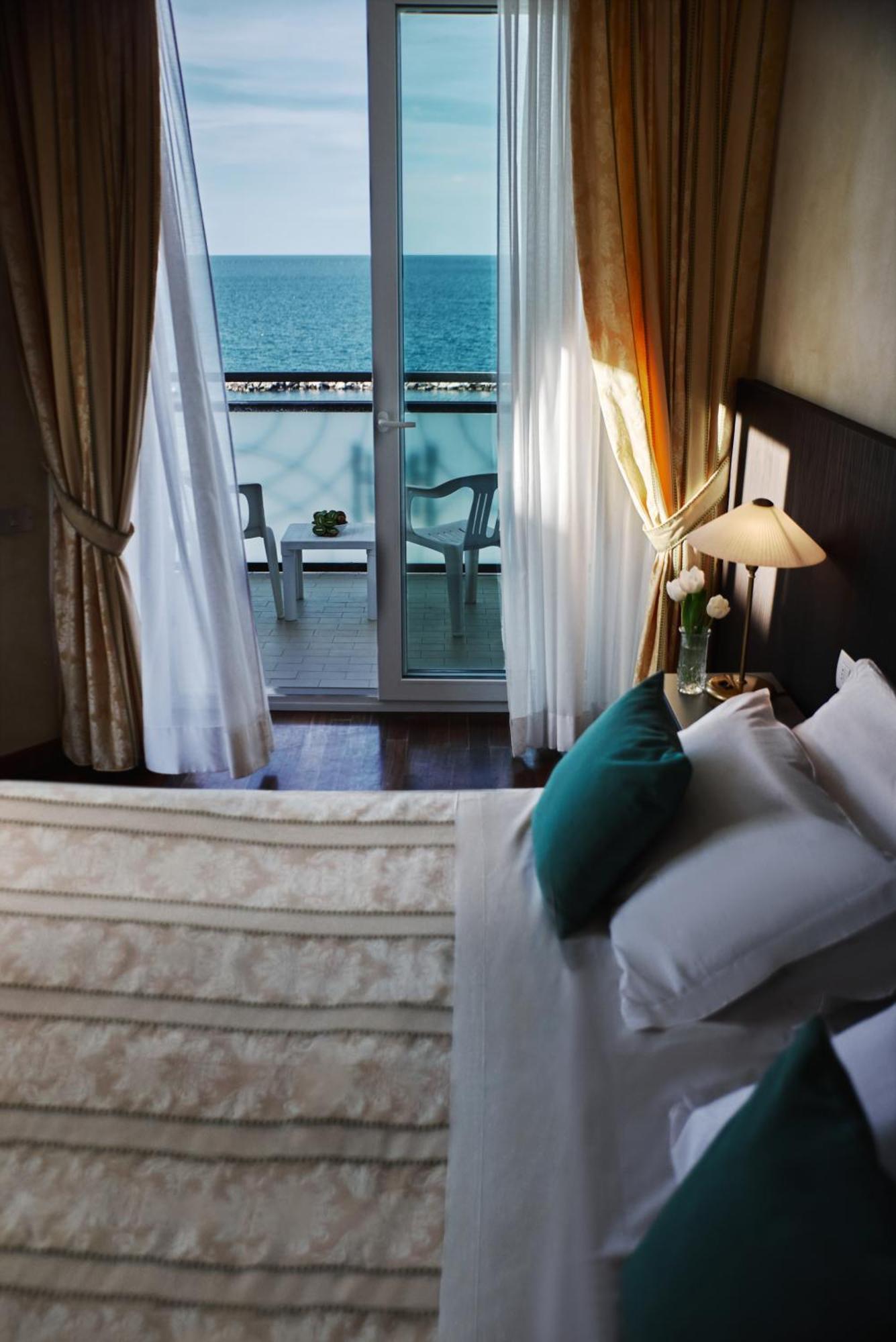 Hotel Negresco กัตตอลิกา ภายนอก รูปภาพ