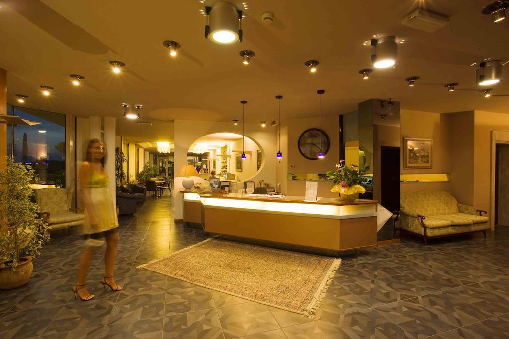 Hotel Negresco กัตตอลิกา ภายนอก รูปภาพ